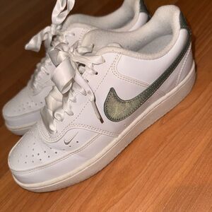 Nike White Low-Top Sneakers with Metallic Green Swoosh